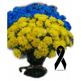Корзина комбінована з синьої та жовтої гвоздики 