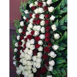 Вінок ритуальний із червоної та білої рози, 150 од.